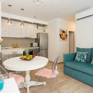 valum-luxury-apartment.splithotels.org/